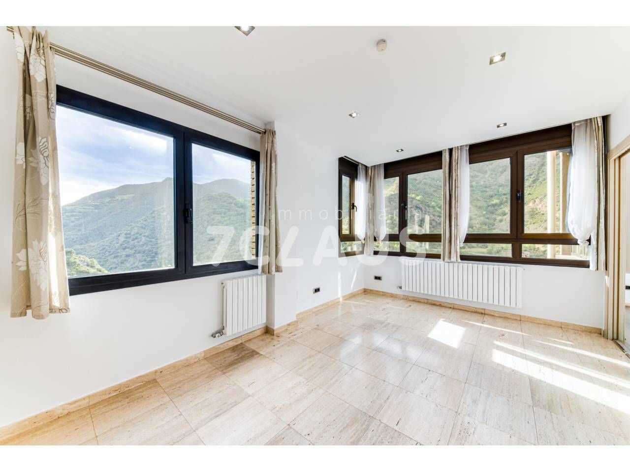 Schlafzimmer von Wohnung miete in Sant Julià de Lòria mit Klimaanlage, Heizung und Terrasse