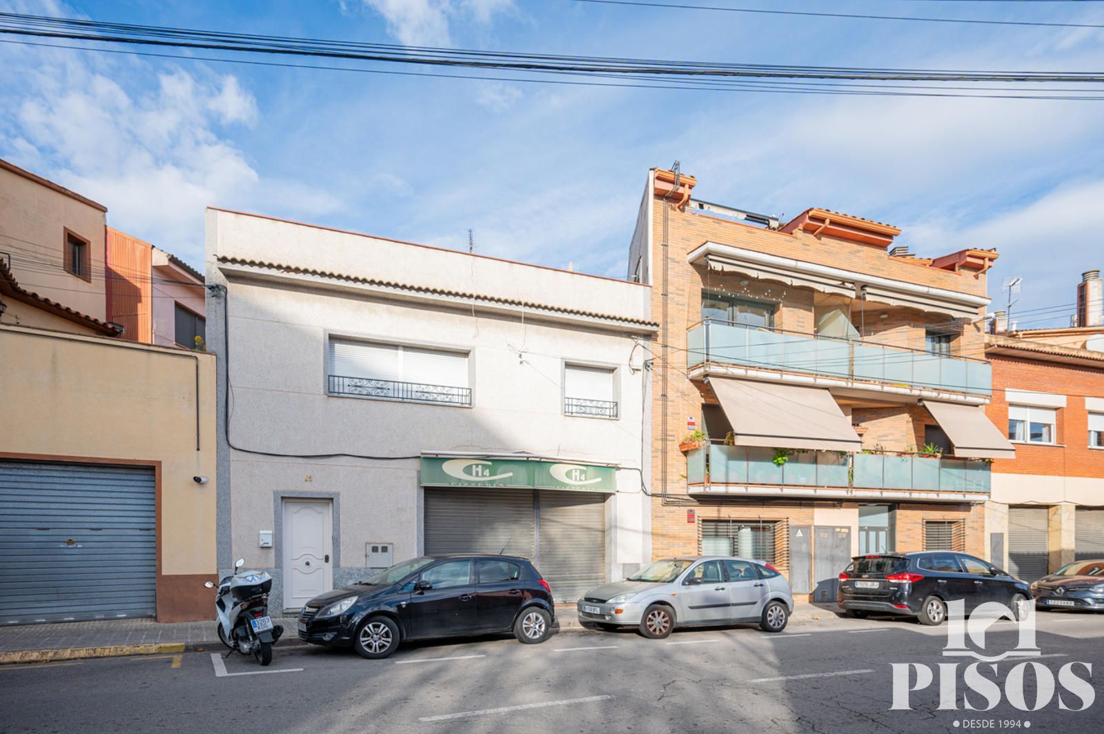 Vista exterior de Casa adosada en venda en Rubí amb Aire condicionat, Calefacció i Traster