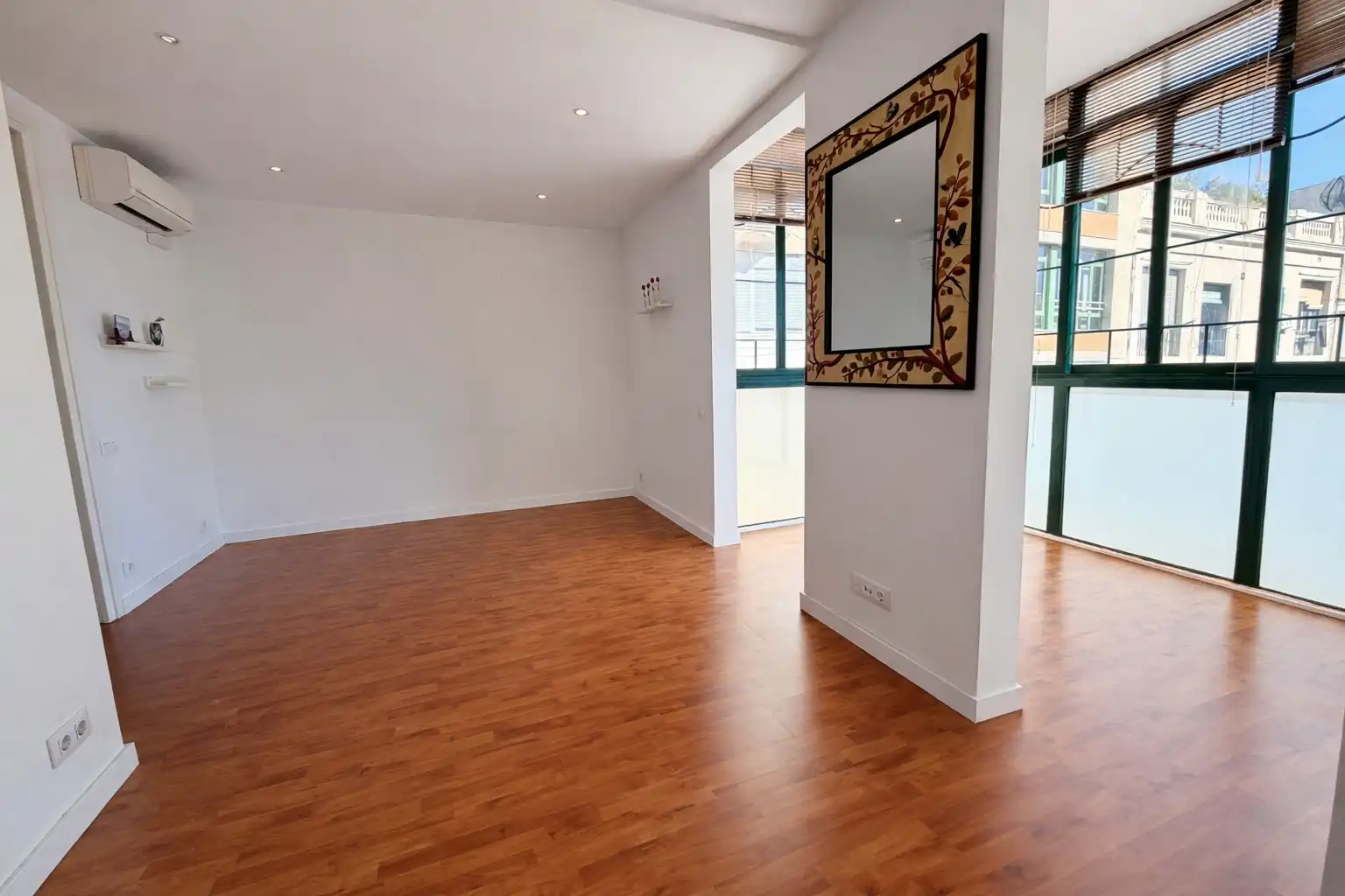 Sala d'estar de Pis en venda en Barcelona amb Aire condicionat i Parquet