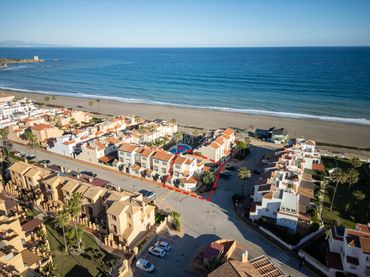 Casa aparellada amb piscina en venda a MARINA DE CASARES 21