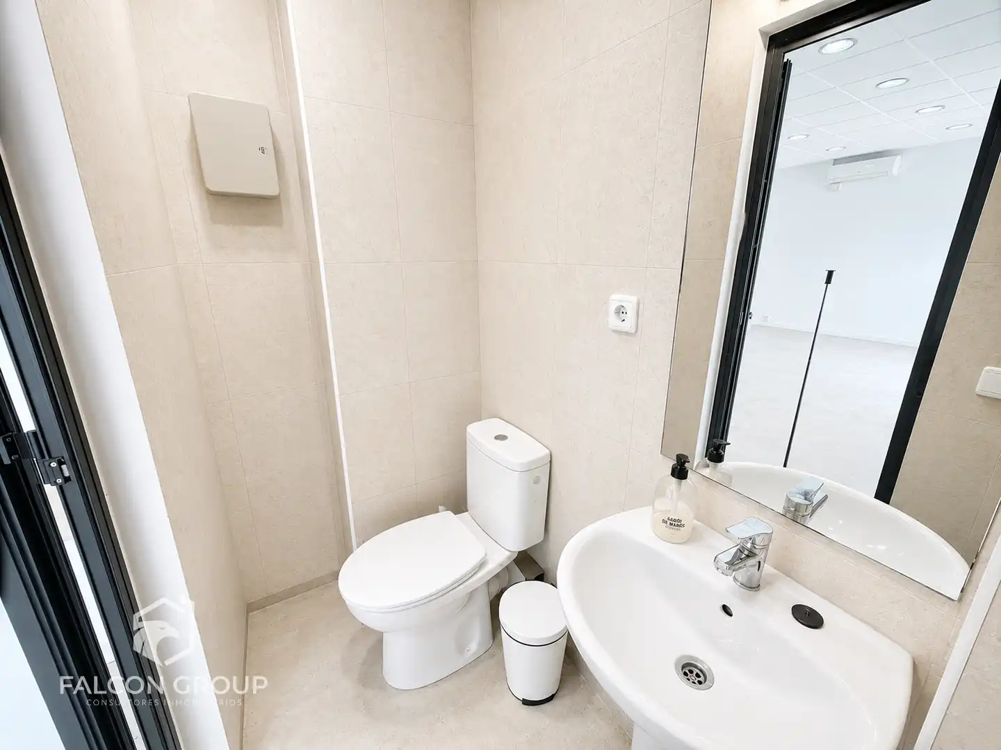 Baño de Local de alquiler en Vilanova i la Geltrú con Aire acondicionado