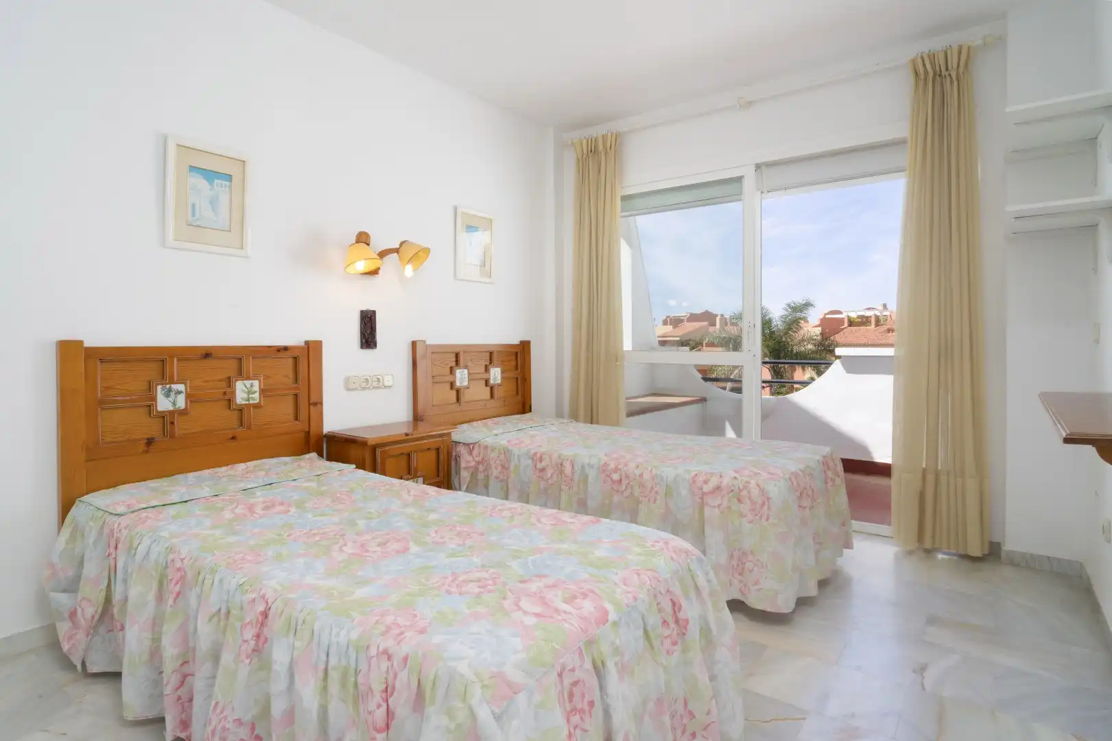Habitación de Casa adosada en venta en Marbella con Jardín privado, Terraza y Piscina