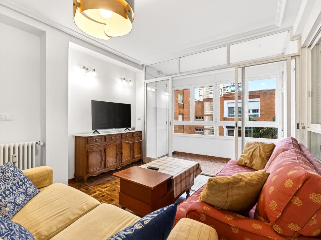 Sala d'estar de Pis en venda en  Madrid Capital amb Aire condicionat, Terrassa i Moblat