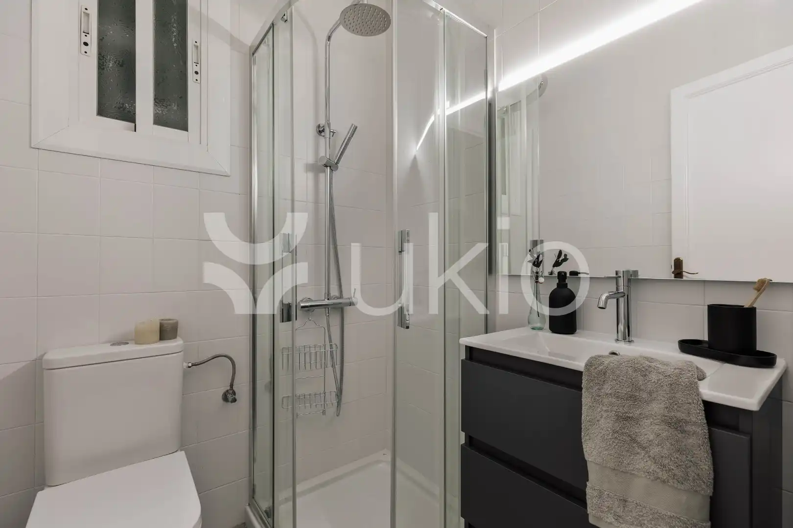 Baño de Apartamento de alquiler en Barcelona con Aire acondicionado, Calefacción y Amueblado