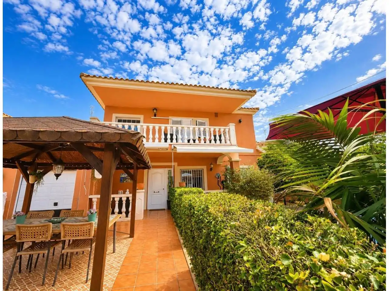 Vista exterior de Casa o xalet en venda en Cubelles amb Aire condicionat, Calefacció i Jardí privat