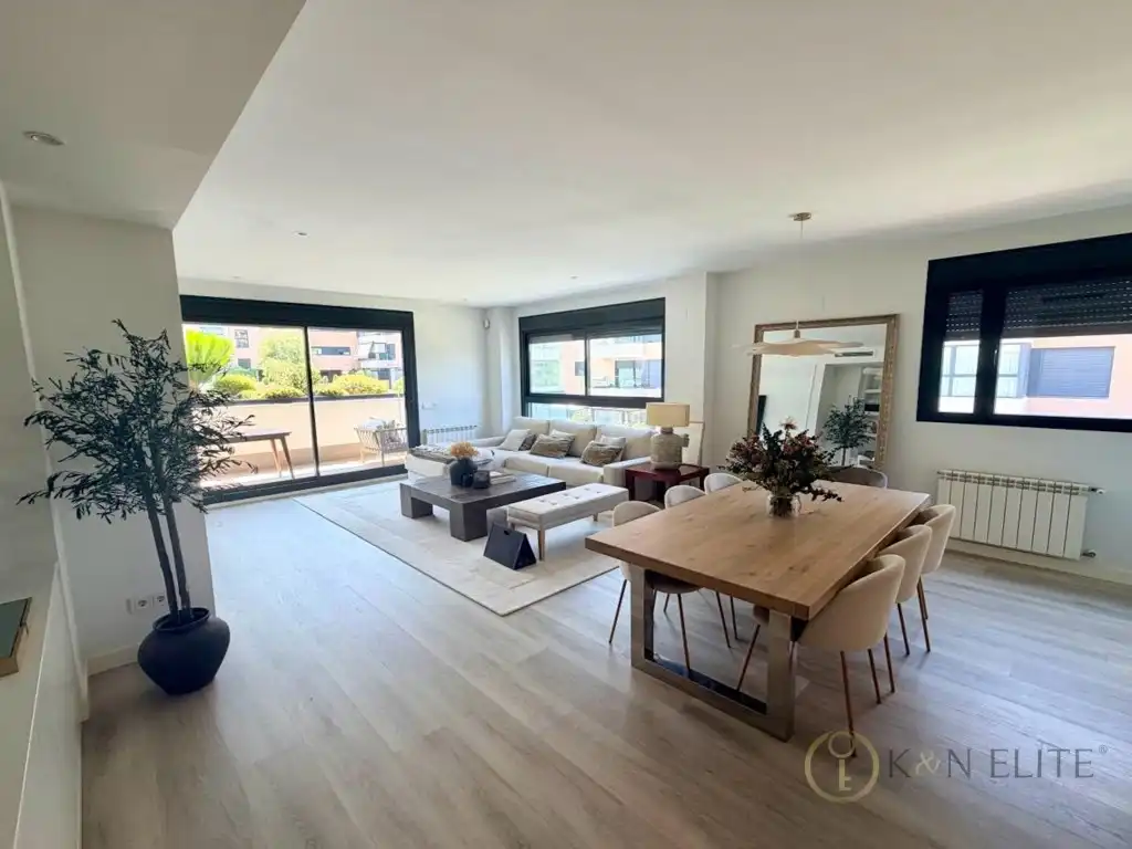 Wohnzimmer von Wohnung zur Miete in La Moraleja mit Schwimmbad