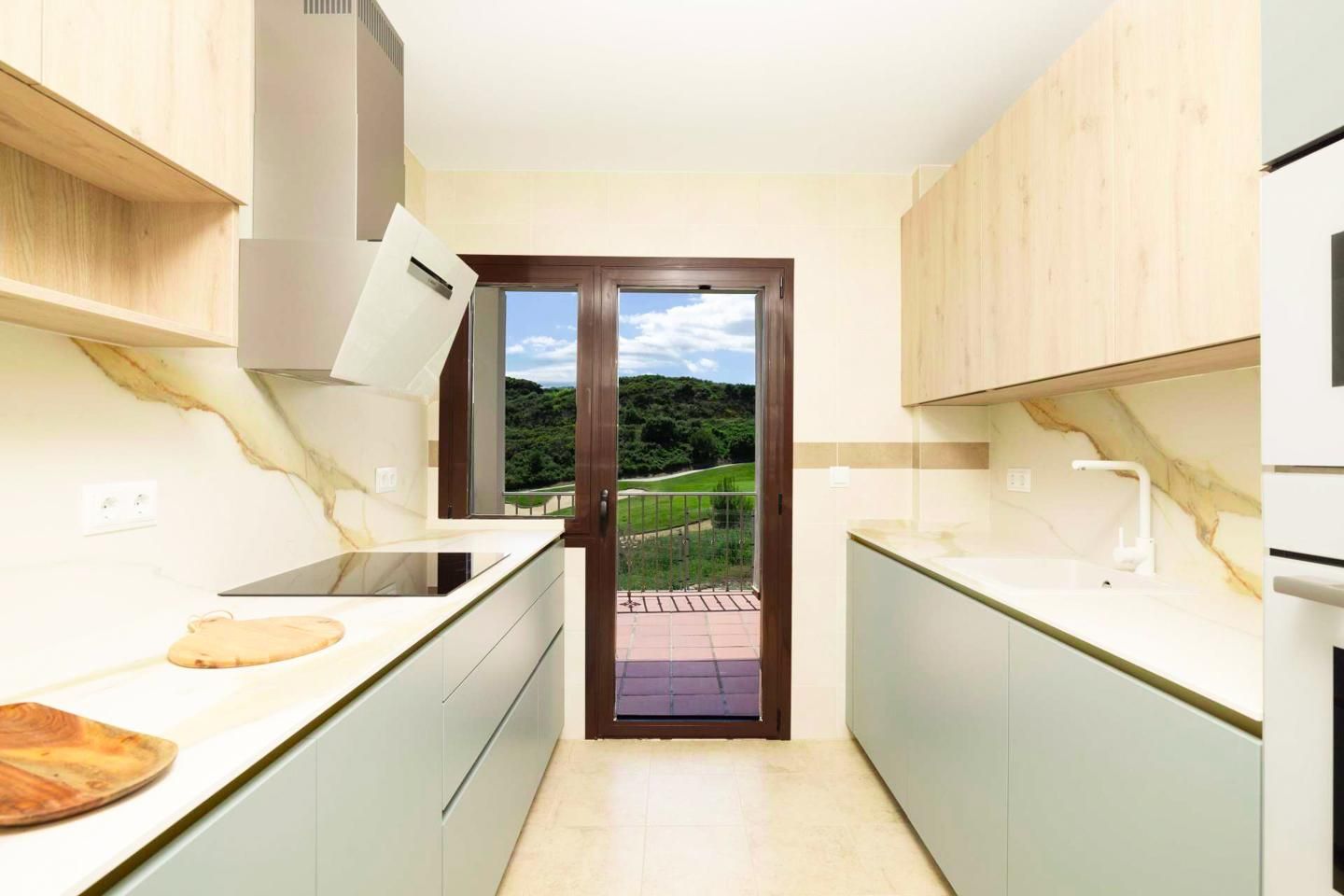 Cuina de Casa adosada en venda en Estepona amb Aire condicionat, Calefacció i Jardí privat