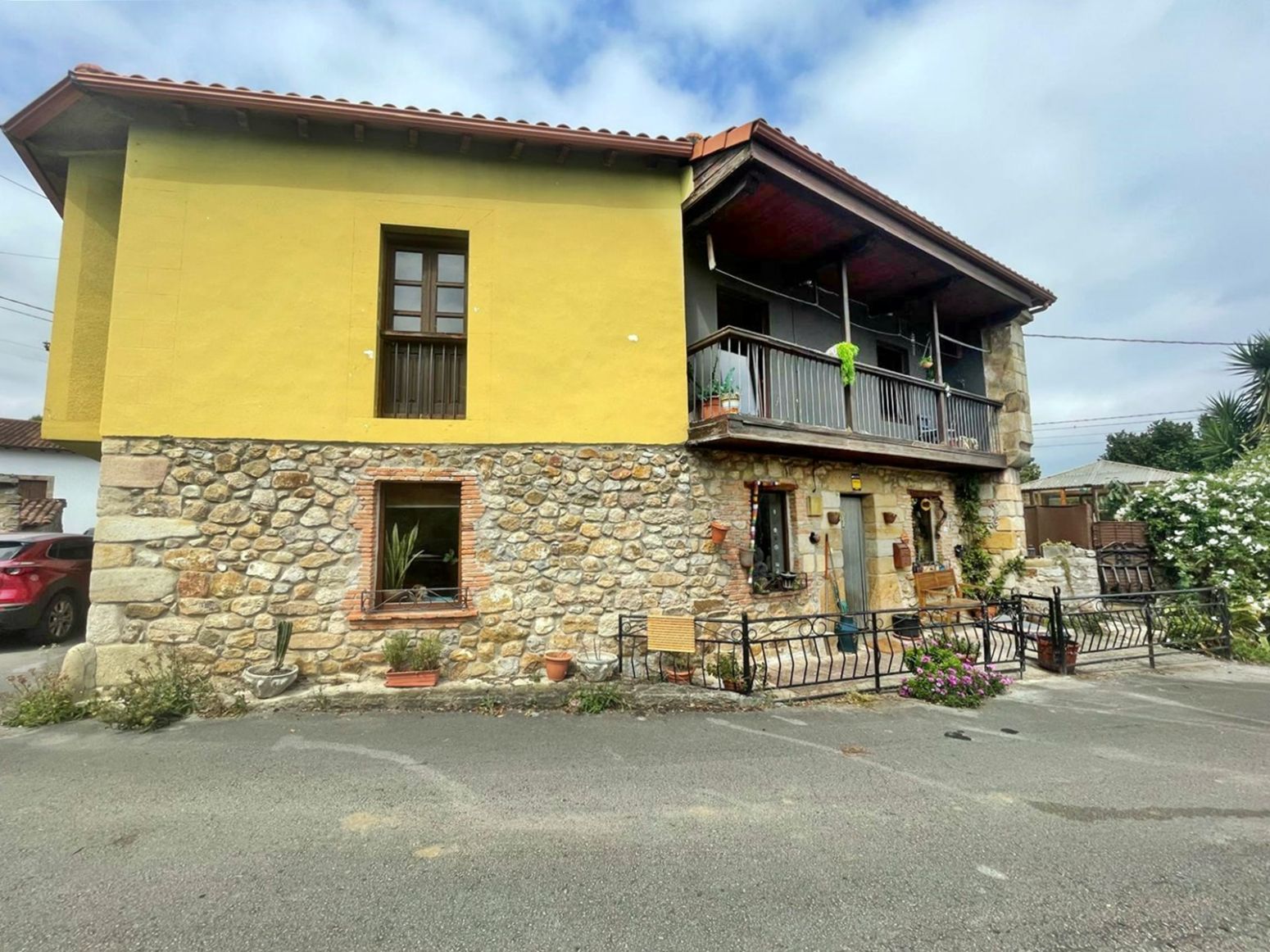 Vista exterior de Casa o xalet en venda en Puente Viesgo amb Calefacció, Jardí privat i Terrassa