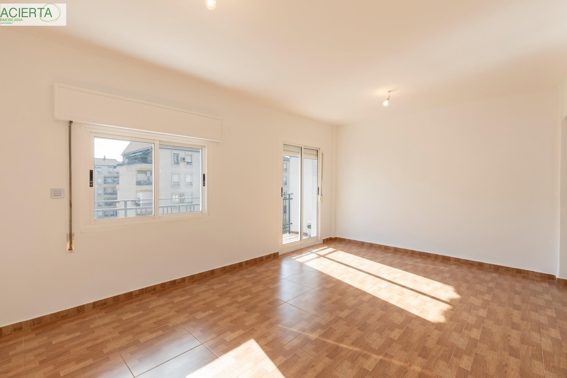 Dormitori de Pis en venda en  Granada Capital amb Balcó