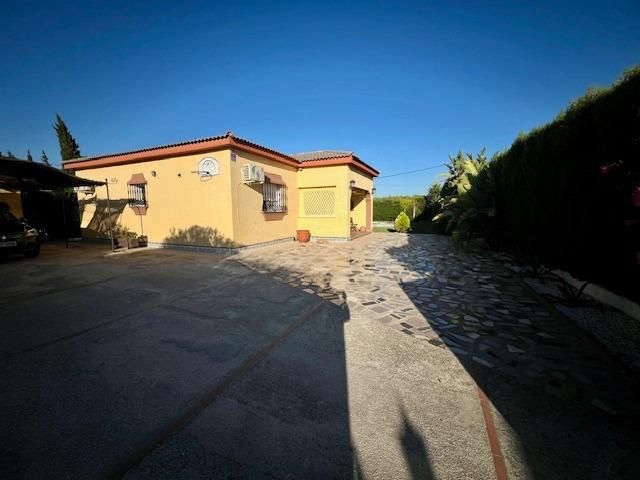 Vista exterior de Casa o xalet en venda en Chiclana de la Frontera amb Aire condicionat, Jardí privat i Terrassa