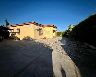 Vista exterior de Casa o xalet en venda en Chiclana de la Frontera amb Aire condicionat, Jardí privat i Terrassa