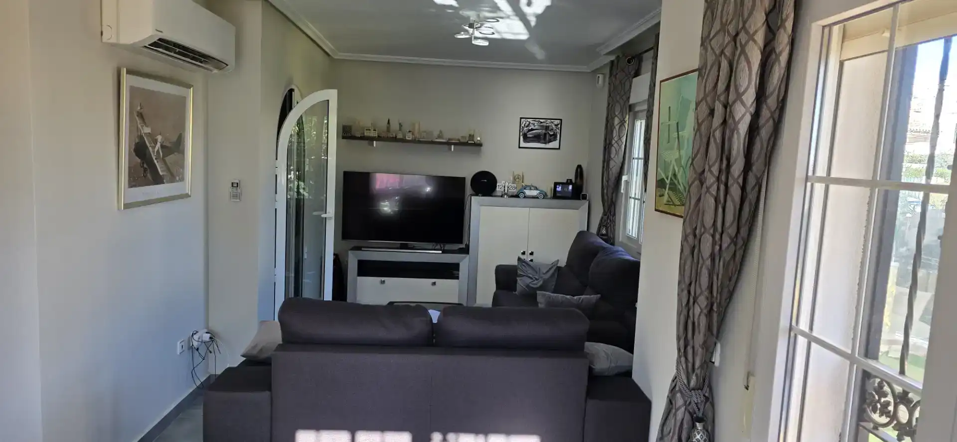 Sala d'estar de Casa o xalet en venda en Orihuela amb Aire condicionat, Piscina i Balcó