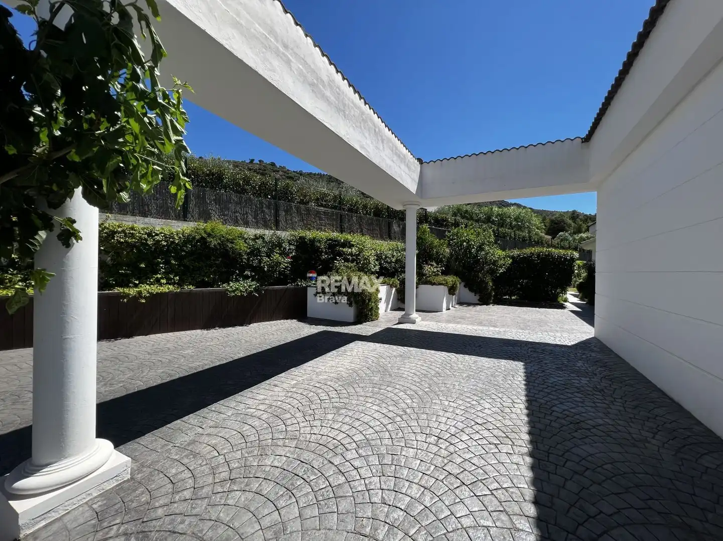Vista exterior de Casa o xalet en venda en Pau amb Aire condicionat, Jardí privat i Terrassa