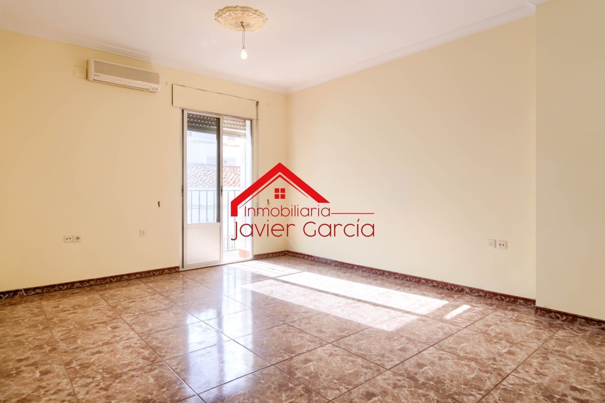 Living room of Flat for sale in Villafranca de los Barros  with Terrace, Storage room and Furnished