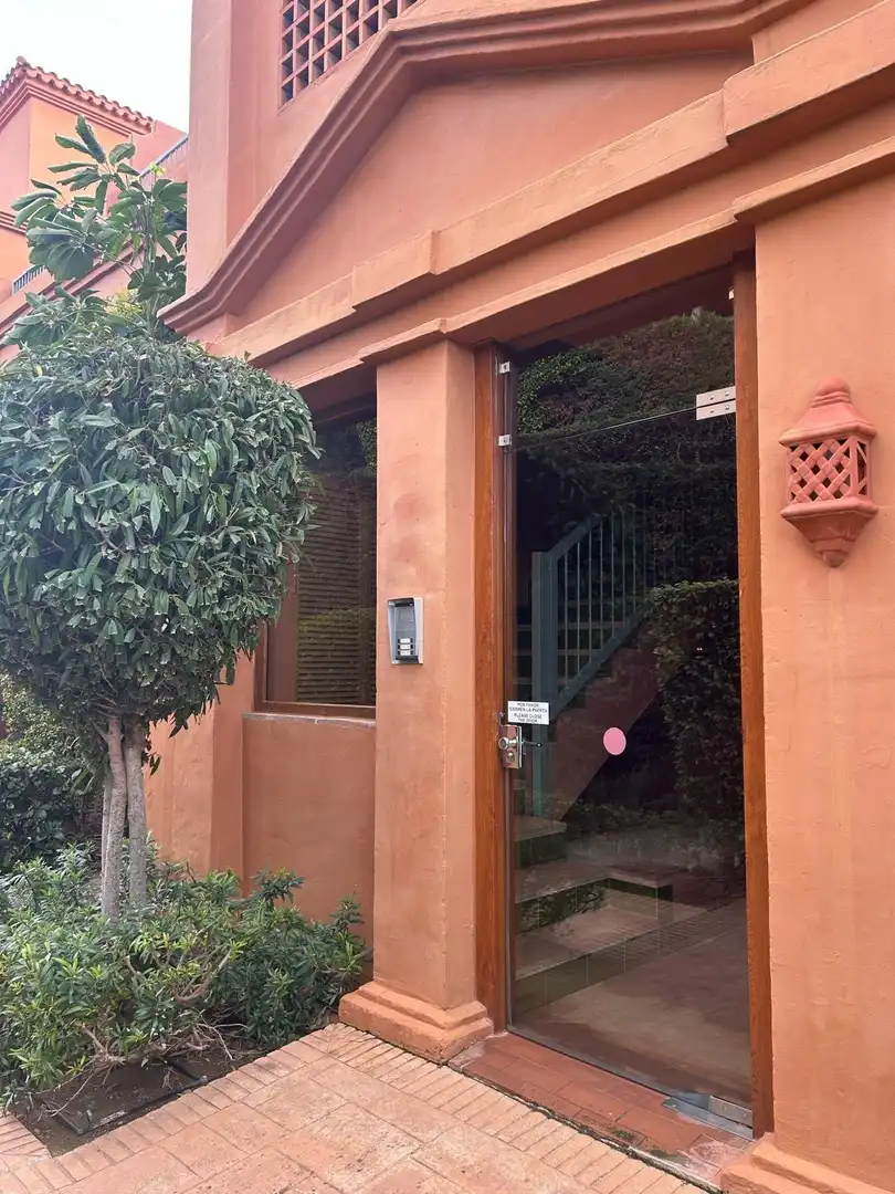 Vista exterior de Casa adosada en venta en Estepona con Aire acondicionado, Jardín privado y Amueblado