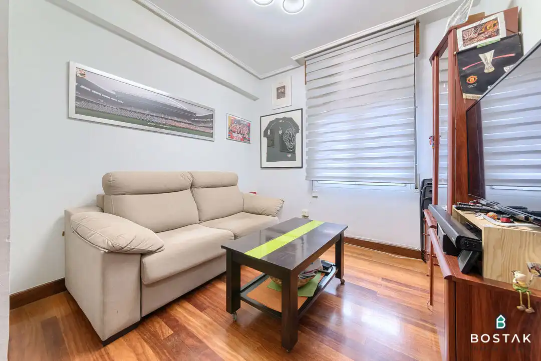 Sala d'estar de Pis en venda en Bilbao  amb Calefacció i Moblat