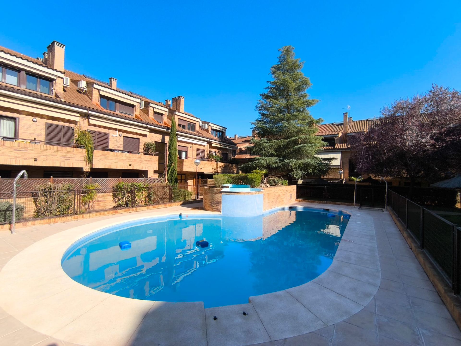 Piscina de Dúplex en venda en Sevilla la Nueva amb Aire condicionat, Calefacció i Parquet