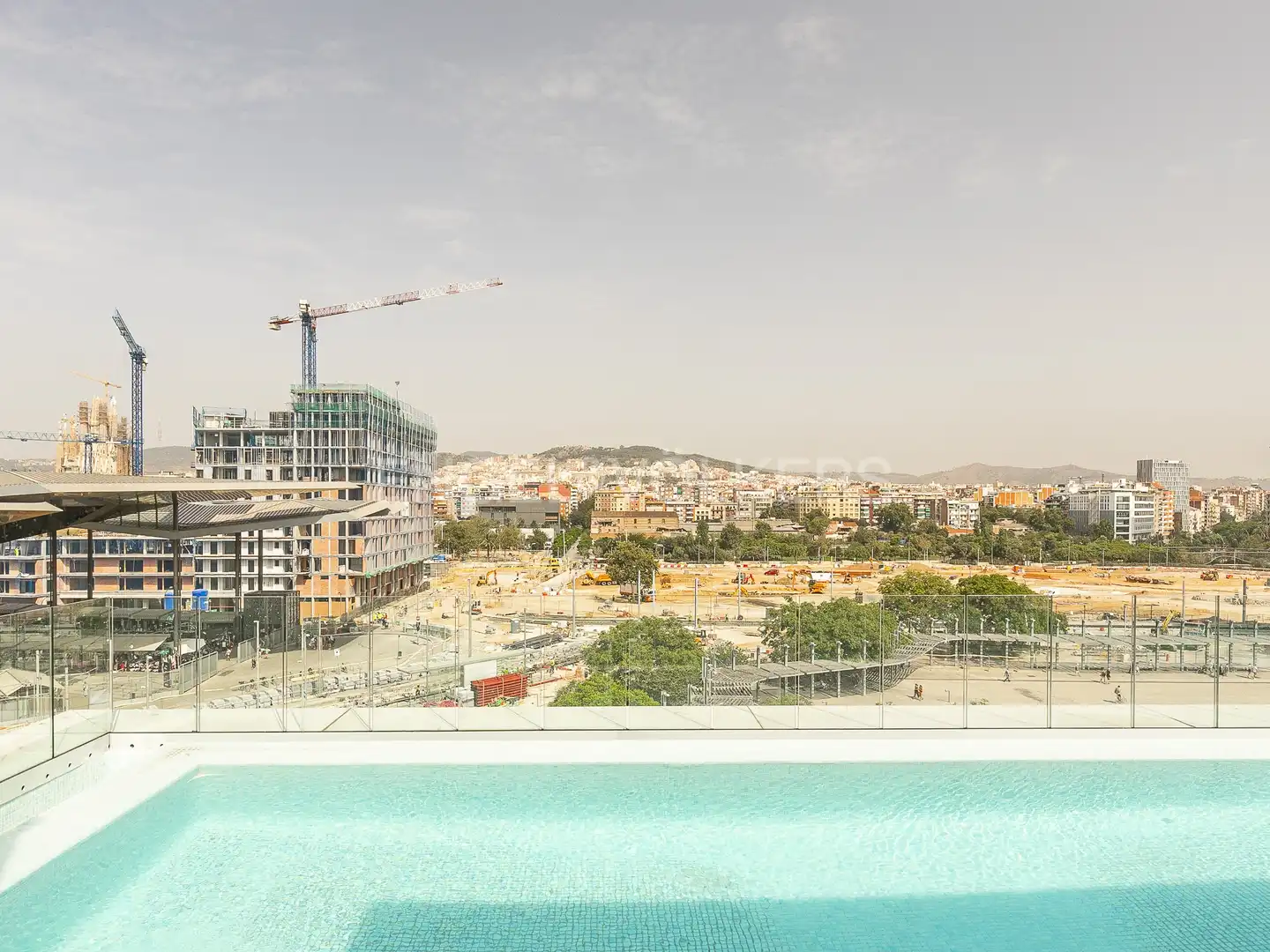 Schwimmbecken von Wohnung zur Miete in Barcelona mit Klimaanlage, Heizung und Parkett