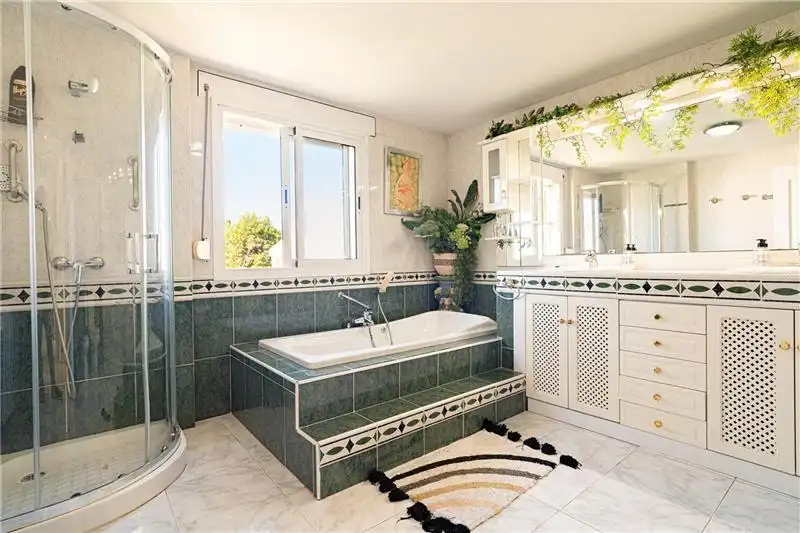 Bany de Casa o xalet en venda en  Palma de Mallorca amb Aire condicionat, Calefacció i Jardí privat