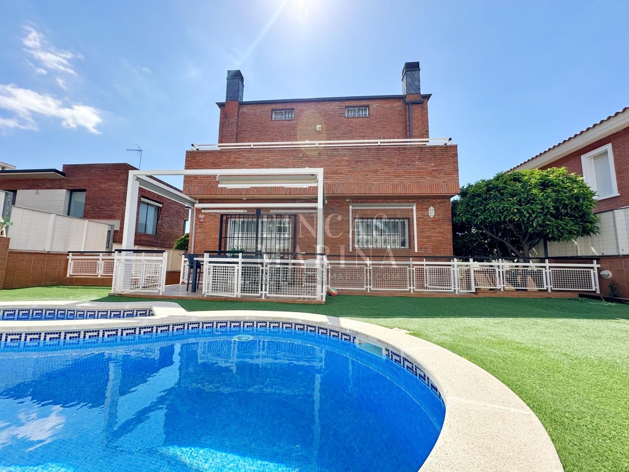 Vista exterior de Casa o xalet en venda en Viladecans amb Aire condicionat, Calefacció i Jardí privat