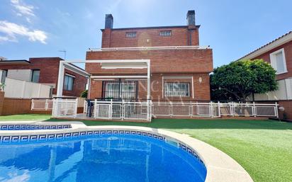 Vista exterior de Casa o xalet en venda en Viladecans amb Aire condicionat, Calefacció i Jardí privat