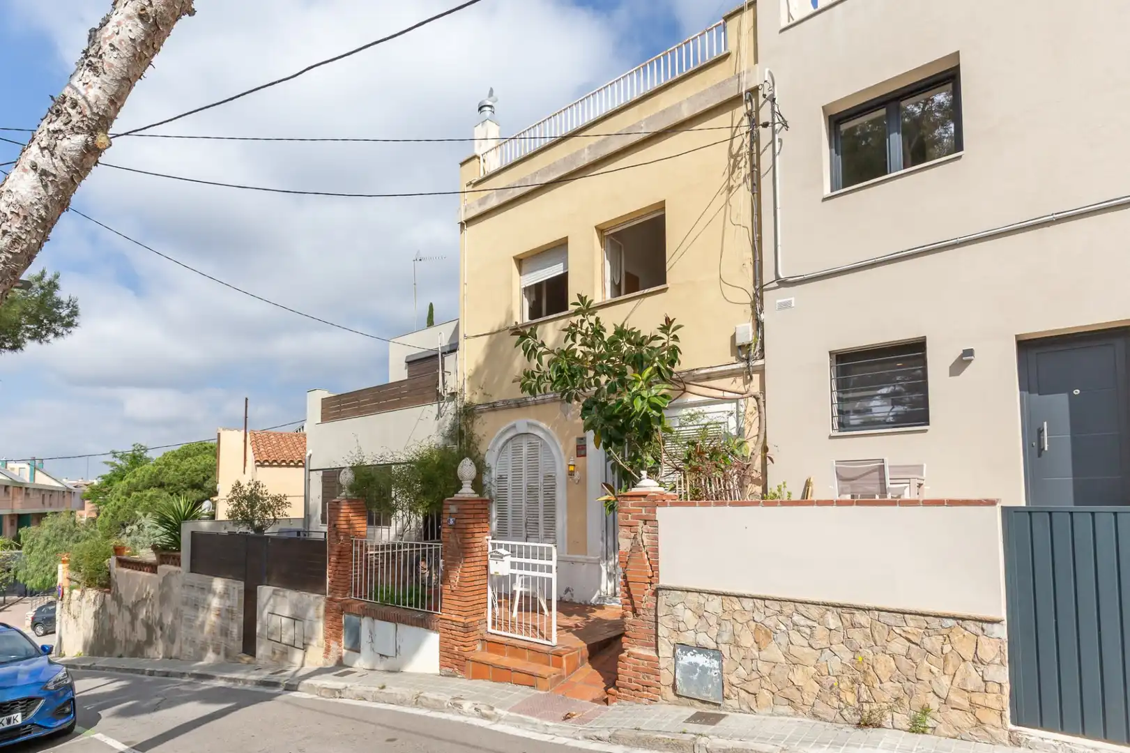 Vista exterior de Casa adosada en venta en Esplugues de Llobregat con Calefacción, Terraza y Alarma