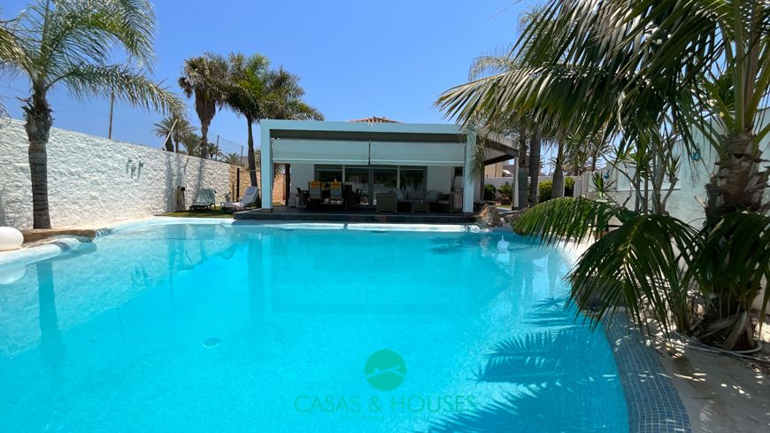 Swimming pool of House or chalet for sale in La Manga del Mar Menor  with Air Conditioner, Heating and Private garden