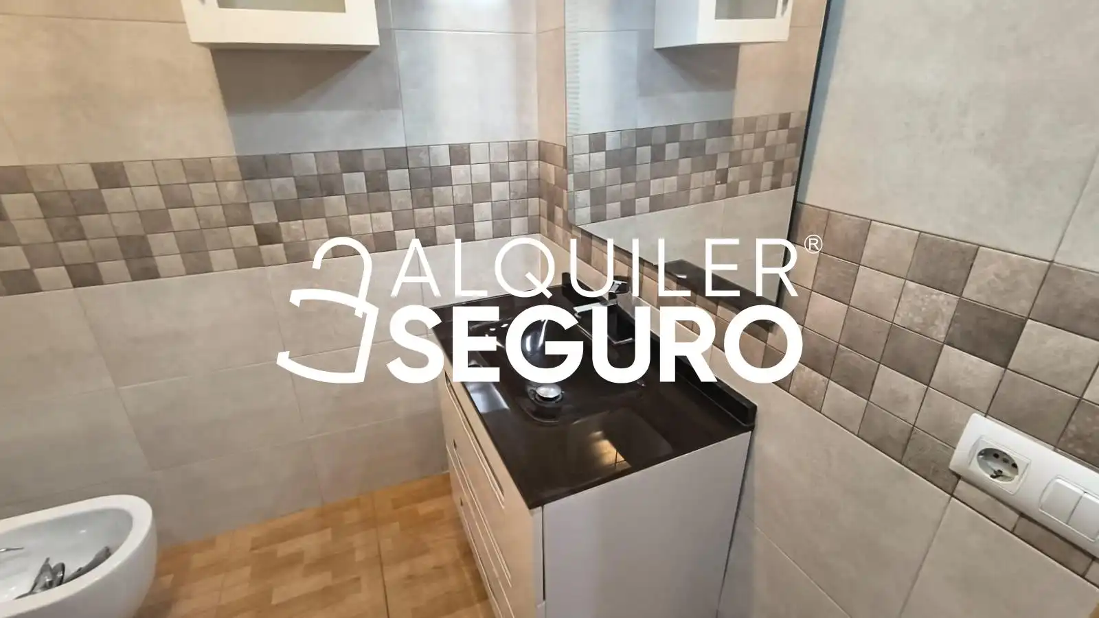 Bathroom of Flat for rent in Sevilla  with Air Conditioner