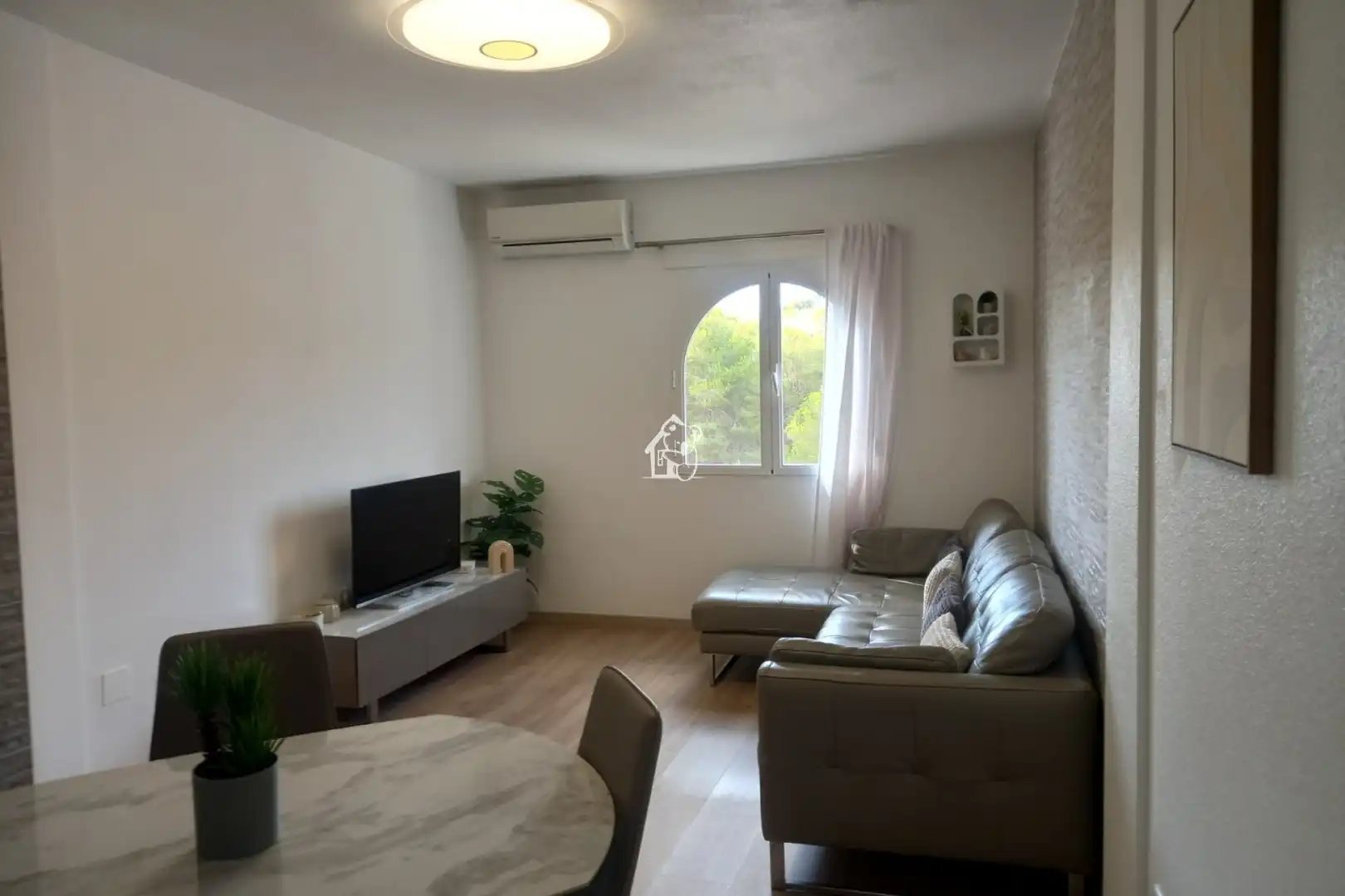 Sala d'estar de Casa adosada de lloguer en Orihuela amb Aire condicionat, Jardí privat i Terrassa