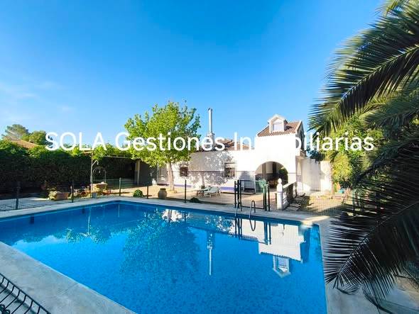 Casa-chalet en Venta en Torreperogil