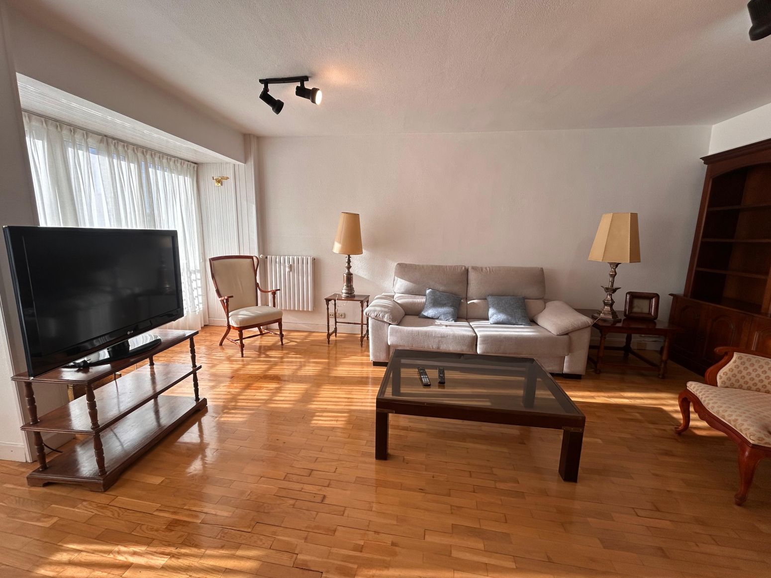 Living room of Flat to rent in Gijón   with Heating, Parquet flooring and Furnished