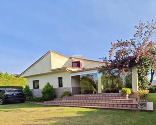 Vista exterior de Casa o xalet de lloguer en Nigrán amb Calefacció, Jardí privat i Piscina