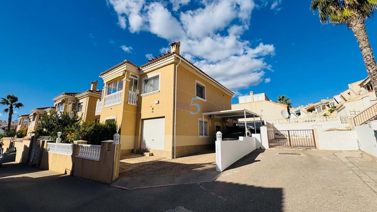 Vista exterior de Casa o xalet en venda en Orihuela amb Aire condicionat, Calefacció i Terrassa