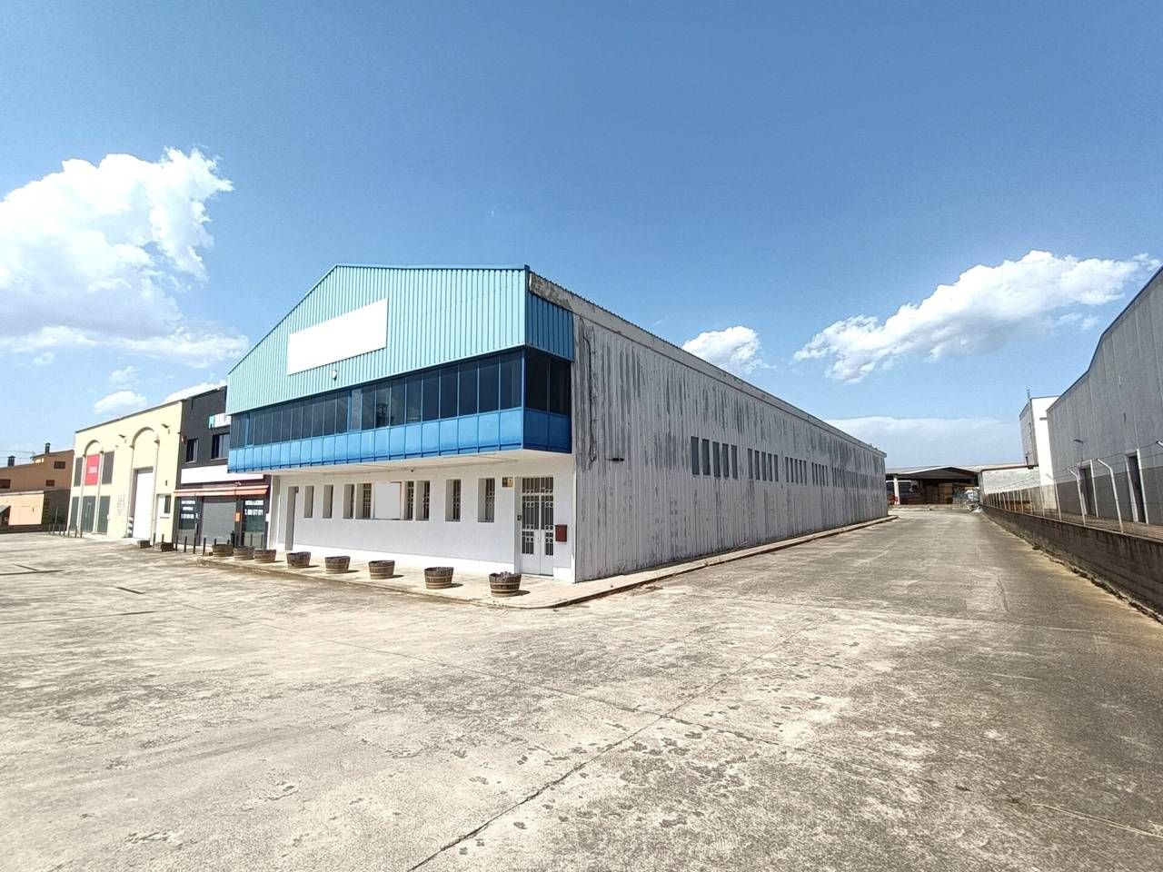 Vista exterior de Nau industrial en venda en Taradell