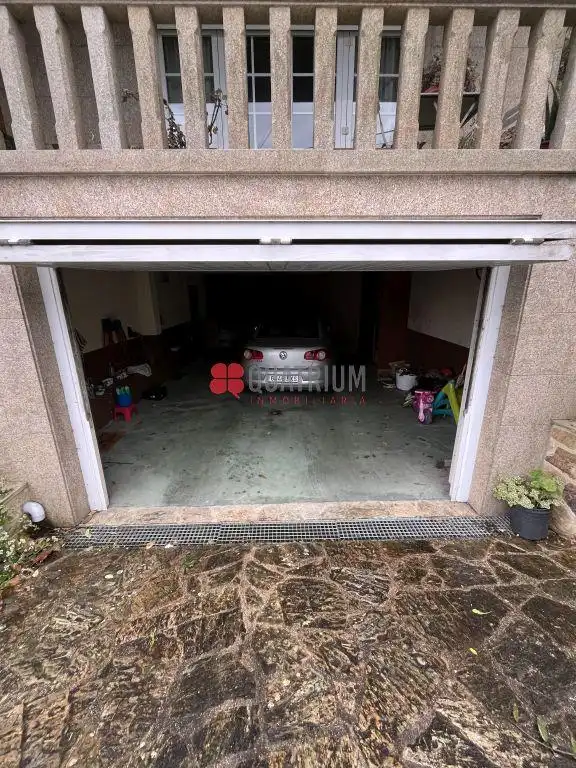Aparcament de Casa o xalet en venda en Santiago de Compostela  amb Calefacció, Jardí privat i Terrassa