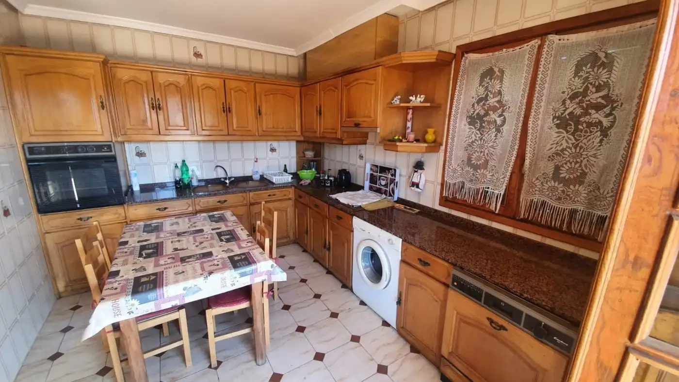 Cuina de Casa o xalet en venda en Ponferrada amb Calefacció, Jardí privat i Terrassa