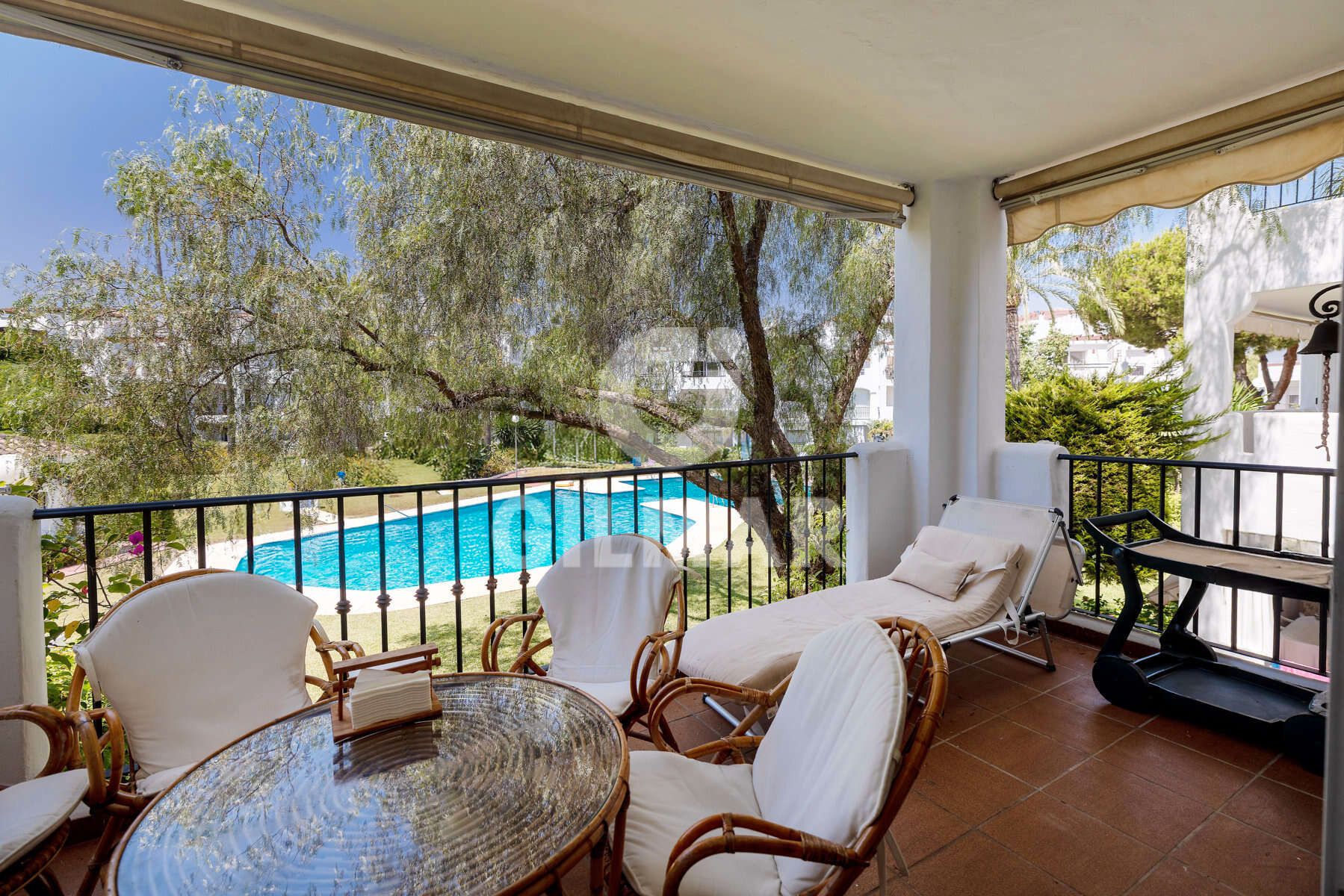 Jardí de Apartament en venda en Estepona amb Terrassa i Piscina comunitària