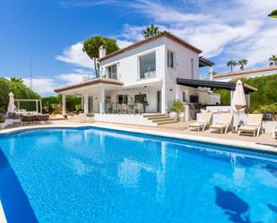 Vista exterior de Casa o xalet en venda en Marbella amb Aire condicionat, Calefacció i Jardí privat