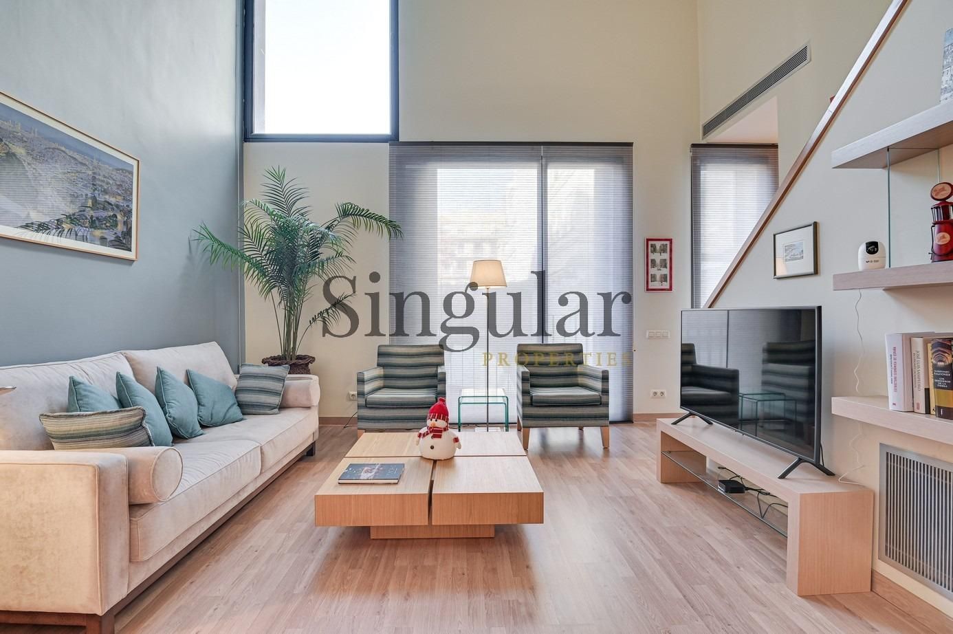 Living room of Duplex for sale in  Barcelona Capital  with Air Conditioner, Heating and Parquet flooring