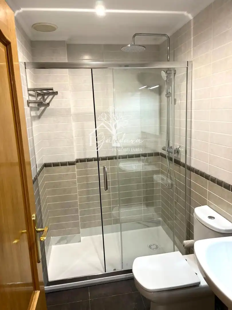Bathroom of Flat for rent in Ferrol  with Heating, Parquet flooring and Storage room