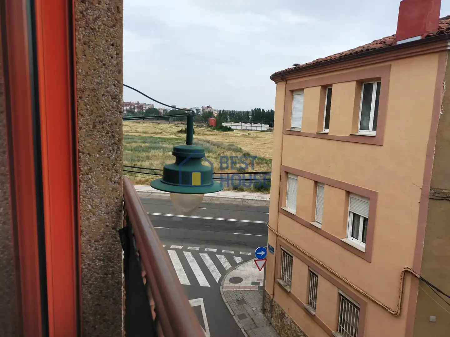 Vista exterior de Apartament de lloguer en León Capital  amb Calefacció i Moblat