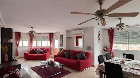 Hermoso ático amoblado con terraza privada y piscina comunitaria.