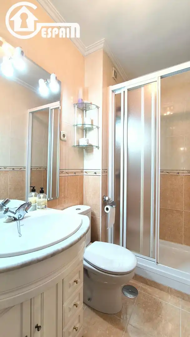 Bathroom of Flat for sale in Madrid  with Air Conditioner and Heating