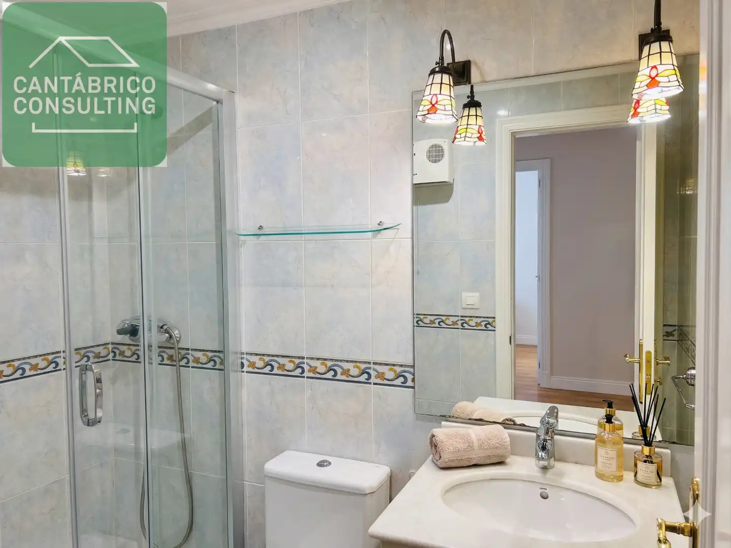 Badezimmer von Maisonette zum Verkauf in Navia mit Heizung, Parkett und Möbliert