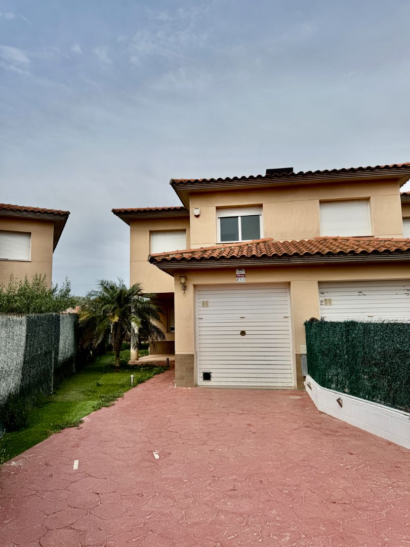 Exterior view of Single-family semi-detached for sale in Vila-rodona  with Heating, Private garden and Parquet flooring