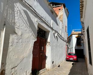 Vista exterior de Casa adosada en venda en Carmona amb Jardí privat i Terrassa