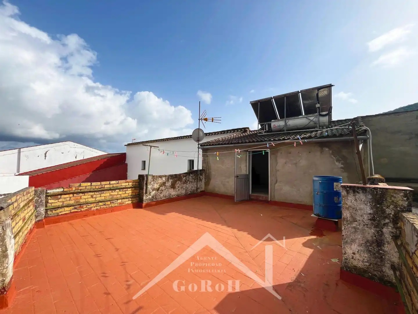 Vista exterior de Casa adosada en venta en Almadén de la Plata con Aire acondicionado, Terraza y Trastero
