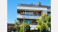 Exterior view of Flat for sale in Sant Cugat del Vallès  with Air Conditioner, Terrace and Balcony