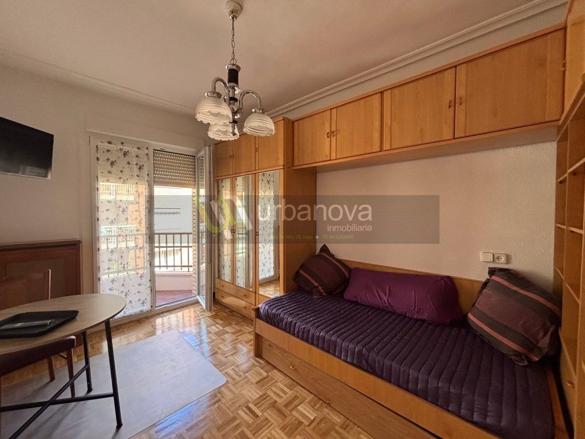 Bedroom of Flat for rent in  Logroño  with Air Conditioner, Heating and Parquet flooring