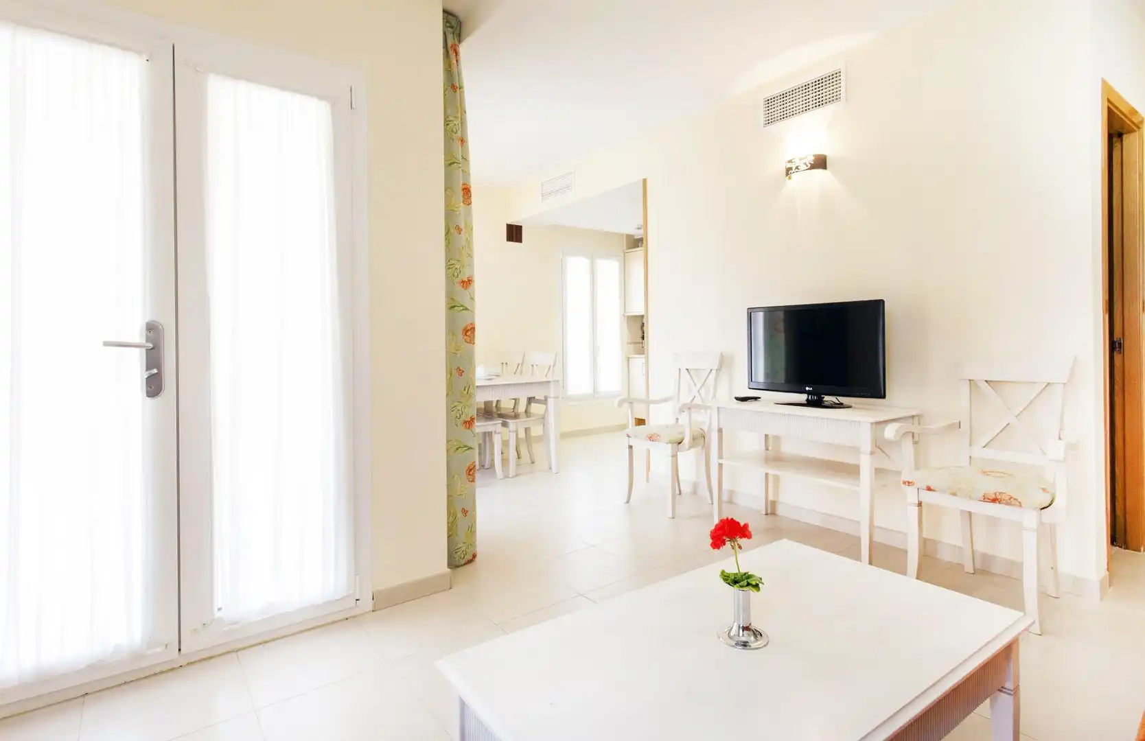Sala d'estar de Casa adosada en venda en Chiclana de la Frontera amb Aire condicionat, Jardí privat i Terrassa